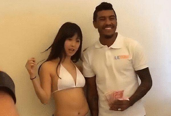 很快，穿着一身居家睡衣的苏知鱼，便在苏知非的催促下，不带乐意的从房间里走了出来。